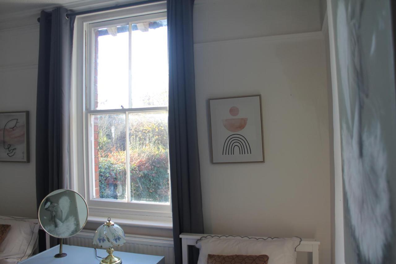 Canterbury Accommodations With Free Car Park Onsite And High Speed Wifi Eksteriør billede